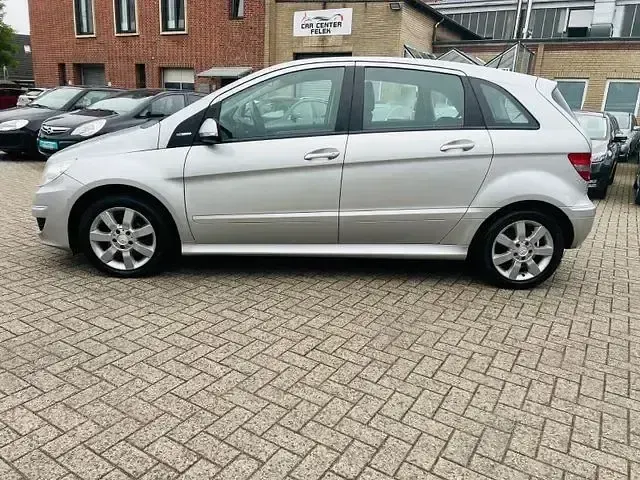 Gebraucht Mercedes B180 122 PS (89 kW) 2009 Silber Kleinwagen