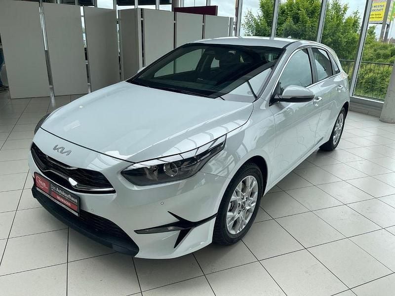 Neu Kia Ceed 101 PS (74 kW) 2025 Carraraweiss Kleinwagen