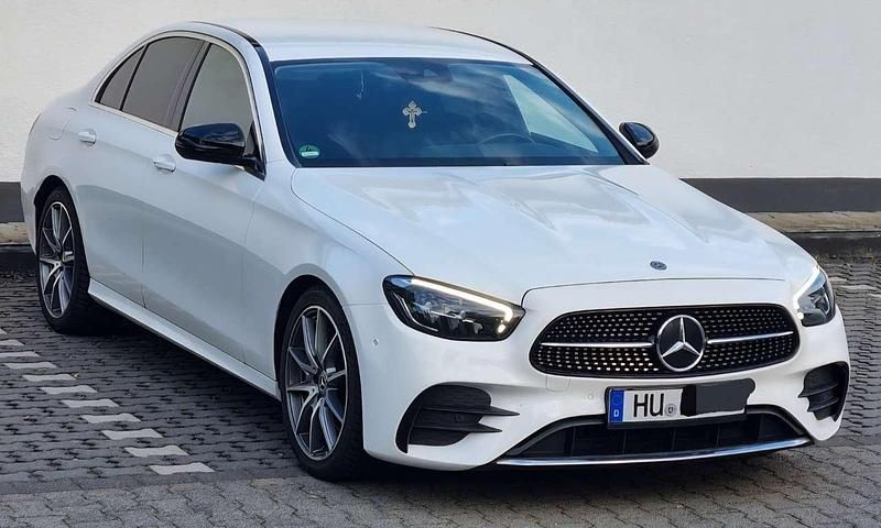 Weiß Gebraucht 2020 Mercedes E200 AMG line Limousine | 28.900 € (Teuer) - Bild 1/4