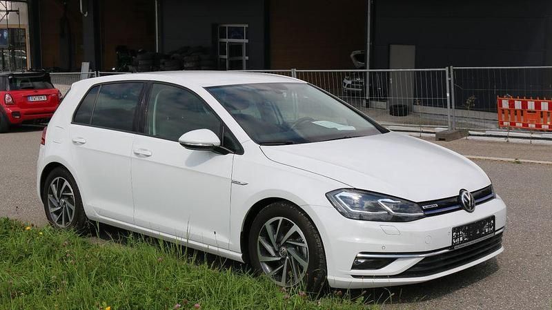Gebraucht VW Golf Comfortline 131 PS (96 kW) 2018 Weiß Limousine