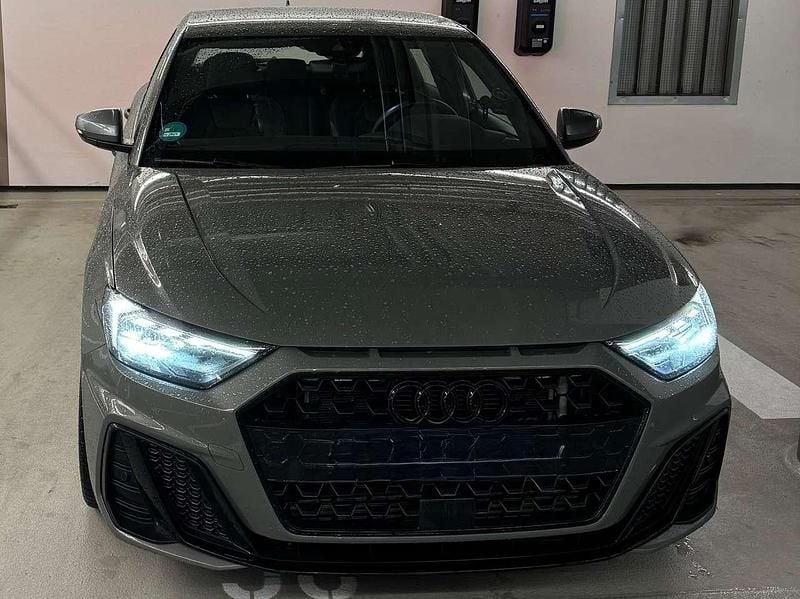 Grau Gebraucht 2019 Audi A1 Sportback S-Line Kleinwagen | 23.999 € (Fairer Preis) - Bild 1/4