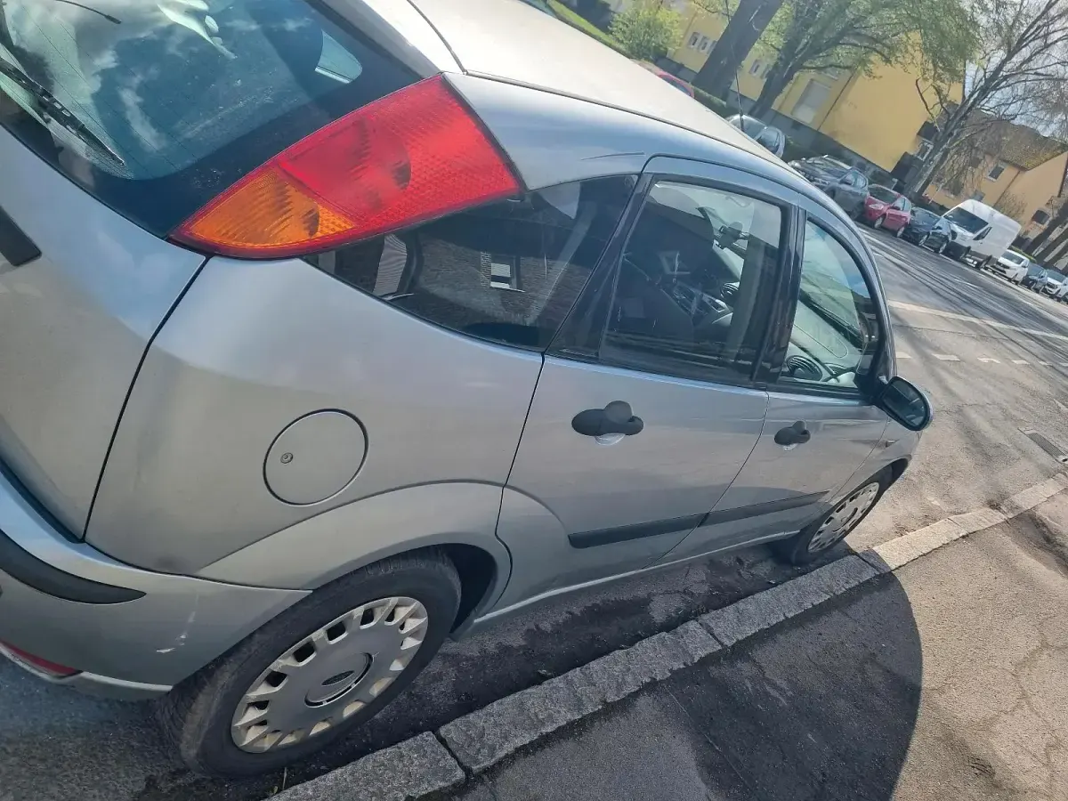 Używany Ford Focus 100 KM (73 kW) 2004 Szary Kombi