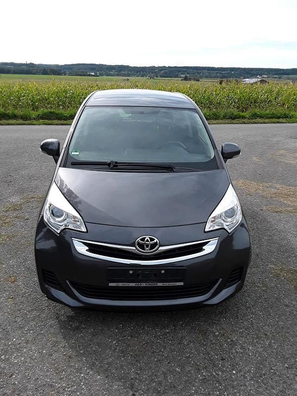 Grau Gebraucht 2016 Toyota Verso Van / Kleinbus | 9.700 € - Bild 1/4