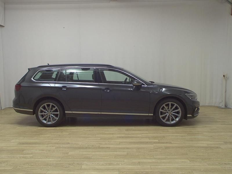 Grau Gebraucht 2021 VW Passat R-line Kombi | 23.680 € (Fairer Preis) - Bild 1/4