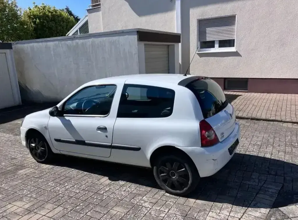 Gebraucht Renault Clio Authentique 58 PS (42 kW) 2010 Weiß Kleinwagen