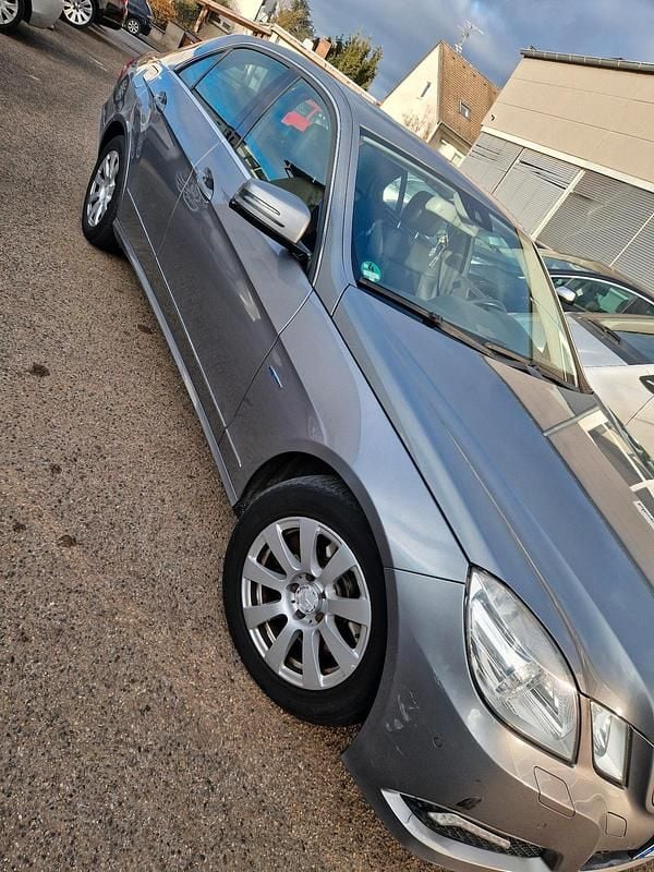 Grau Gebraucht 2009 Mercedes E250 Limousine | 8.500 € (Etwas zu teuer) - Bild 1/4