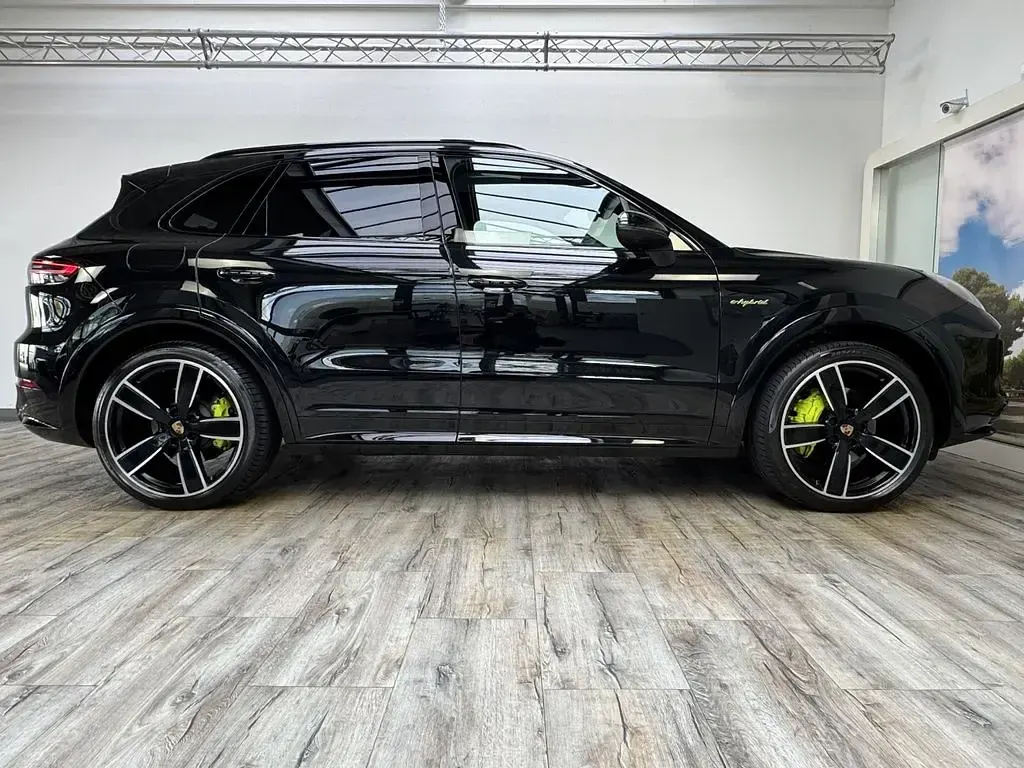 Gebraucht Porsche Cayenne E-Hybrid Platinum Edition 470 PS (345 kW) 2023 Chromitschwarz SUV