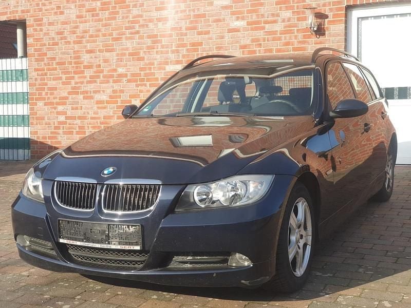 Gebraucht BMW 320 177 PS (130 kW) 2009 Blau Kombi