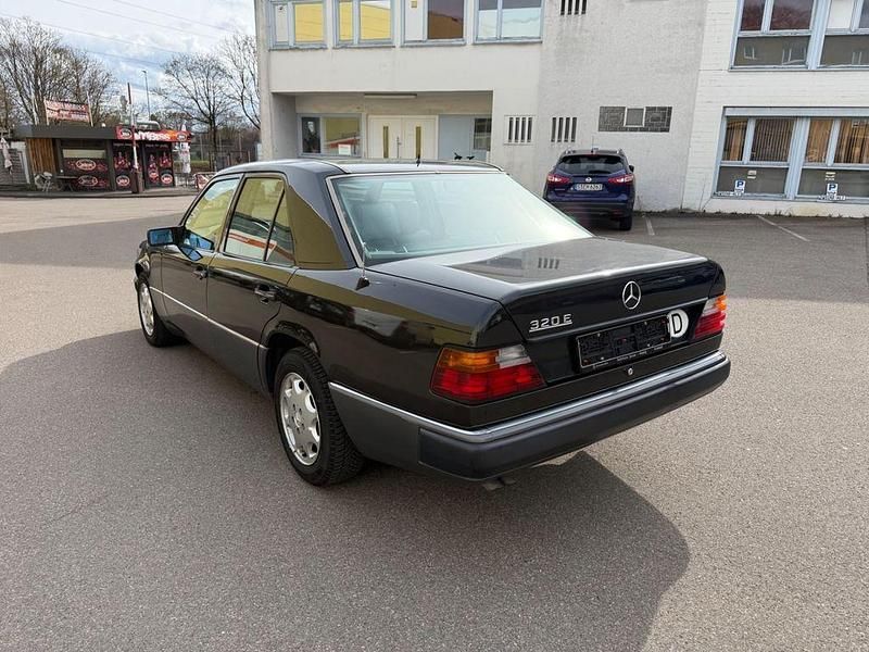 Gebraucht Mercedes E320 220 PS (161 kW) 1993 Schwarz Limousine