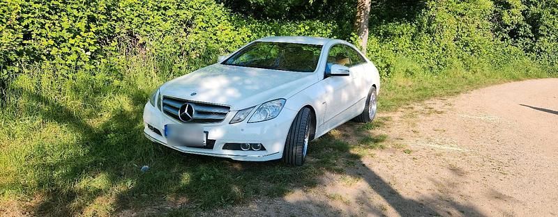 Weiß Gebraucht 2009 Mercedes E250 Coupé | 8.000 € (Guter Preis) - Bild 1/4