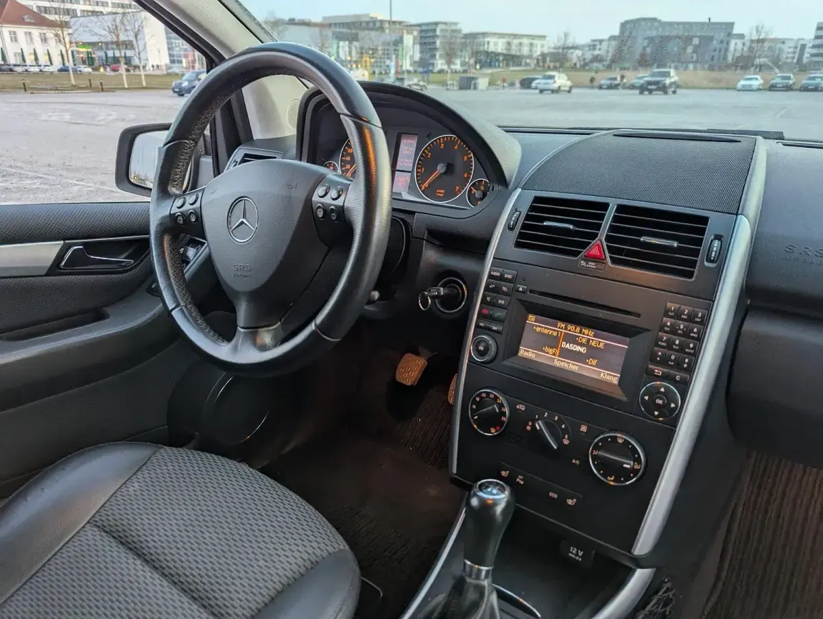 Gebraucht Mercedes A160 Avantgarde 95 PS (69 kW) 2010 Schwarz Kleinwagen