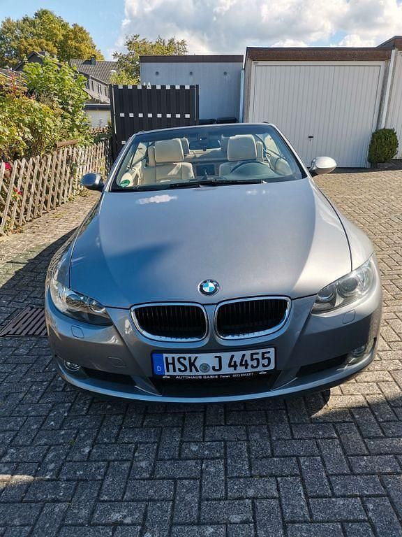 Grau Gebraucht 2009 BMW 320 Cabriolet Cabrio | 9.800 € (Guter Preis) - Bild 1/4