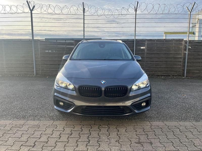 Grau Gebraucht 2017 BMW 218 Gran Tourer Advantage Van / Kleinbus | 11.000 € (Superpreis) - Bild 1/4