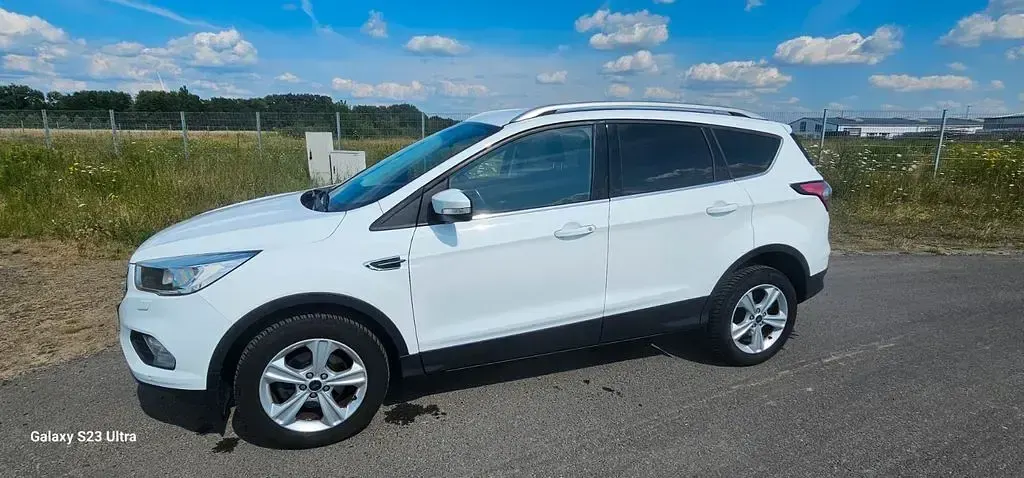 Gebraucht Ford Kuga Trend 150 PS (110 kW) 2017 Weiß SUV