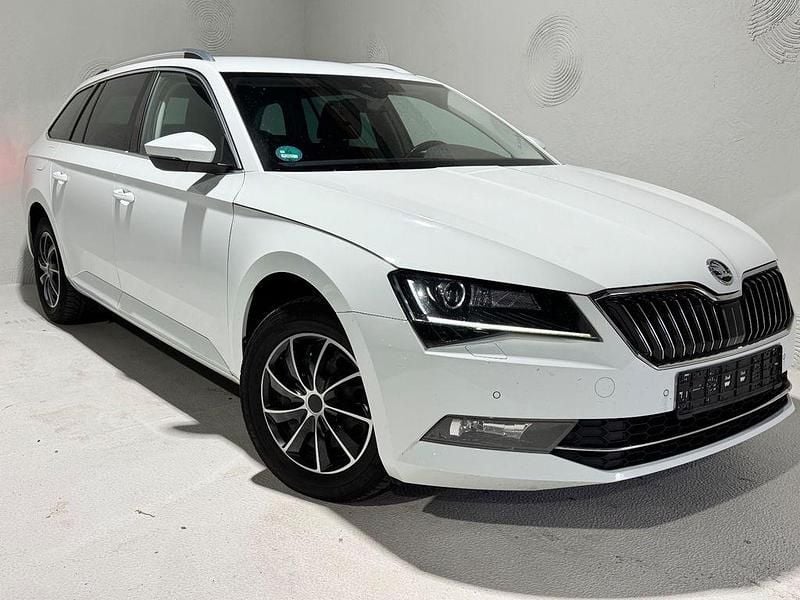 Weiß Gebraucht 2016 Skoda Superb Style Kombi | 11.990 € (Guter Preis) - Bild 1/4