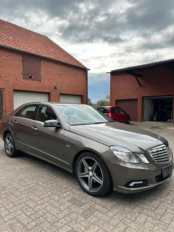 Braun Gebraucht 2009 Mercedes E220 Elegance Limousine | 14.000 € - Bild 1/4
