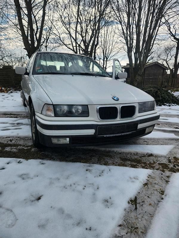 Weiß Gebraucht 1997 BMW 318 Kombi | 1.250 € (Guter Preis) - Bild 1/4