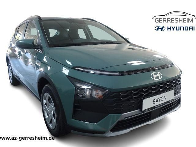 Gruen Neu 2025 Hyundai Bayon Select SUV | 21.787 € (Fairer Preis) - Bild 1/4
