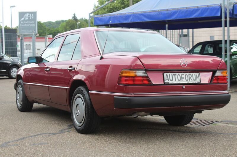 Gebraucht Mercedes E200 118 PS (86 kW) 1990 Rot Limousine