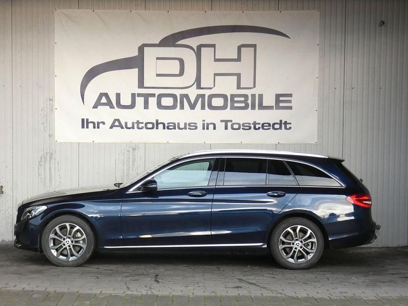 Blau Gebraucht 2018 Mercedes C250 Limousine | 18.390 € (Fairer Preis) - Bild 1/4