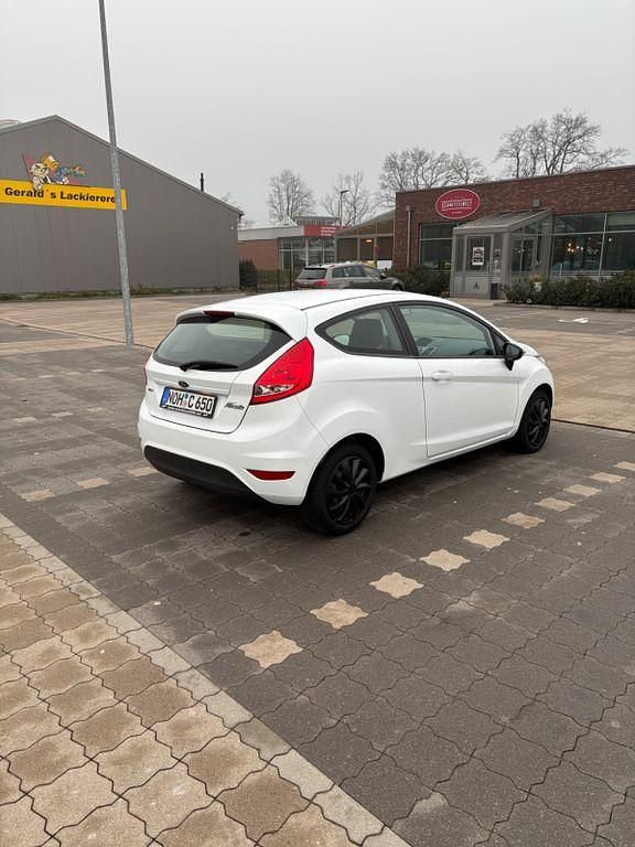 Gebraucht Ford Fiesta Trend 95 PS (69 kW) 2011 Weiß Kleinwagen