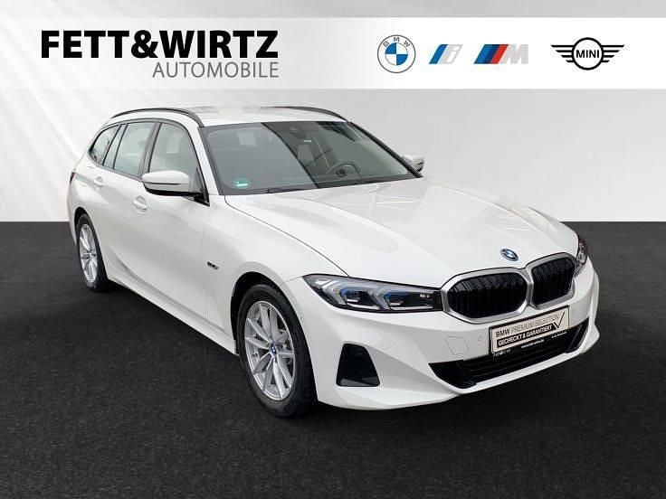 Alpinweiss Gebraucht 2023 BMW 330e Kombi | 34.900 € (Guter Preis) - Bild 1/3