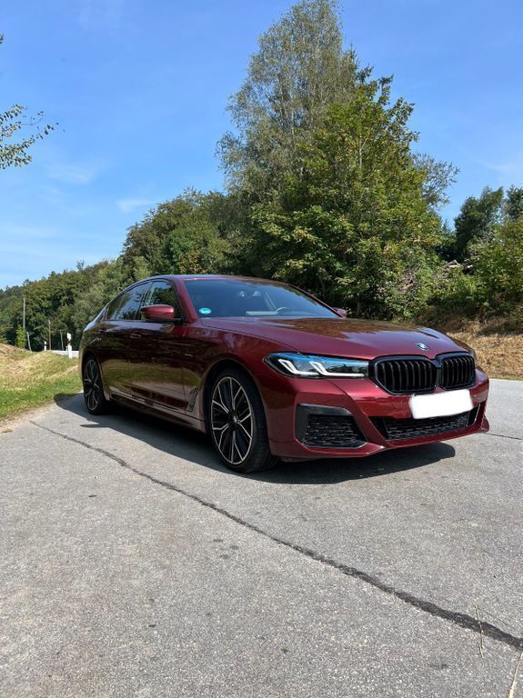 Rot Gebraucht 2022 BMW 520 Sport Line Limousine | 41.100 € (Teuer) - Bild 1/4