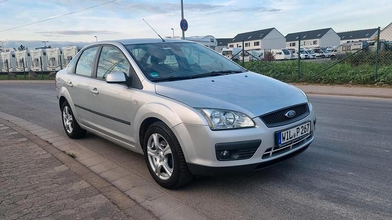 Silber Gebraucht 2007 Ford Focus Limousine | 1.490 € (Superpreis) - Bild 1/4