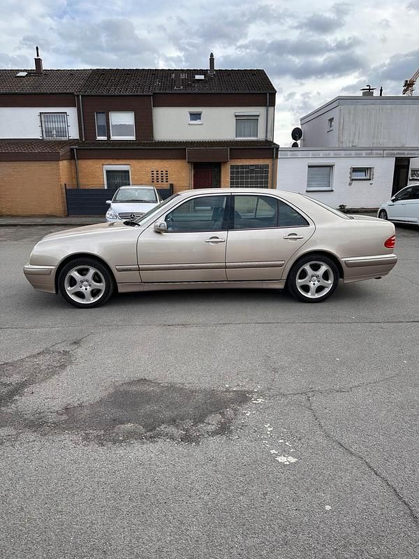 Usata Mercedes E320 224 CV (164 kW) 2000 Beige Berlina