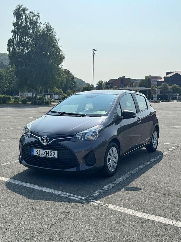Grau Gebraucht 2017 Toyota Yaris Kleinwagen | 9.650 € (Fairer Preis) - Bild 1/4