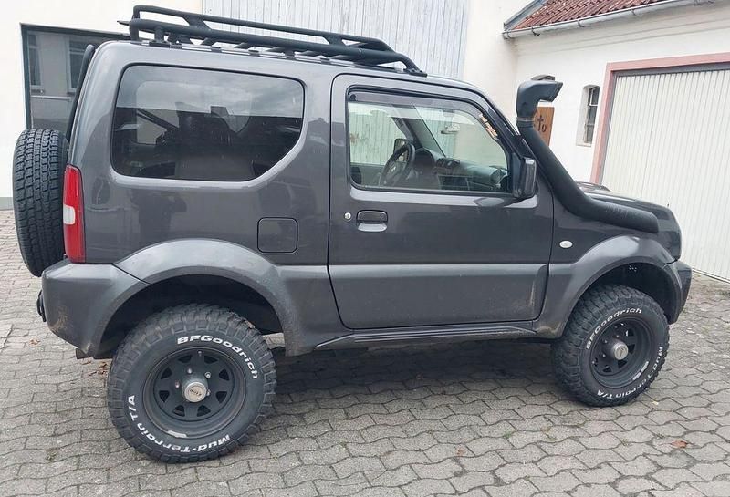 Schwarz Gebraucht 2015 Suzuki Jimny SUV | 16.400 € (Etwas zu teuer) - Bild 1/4