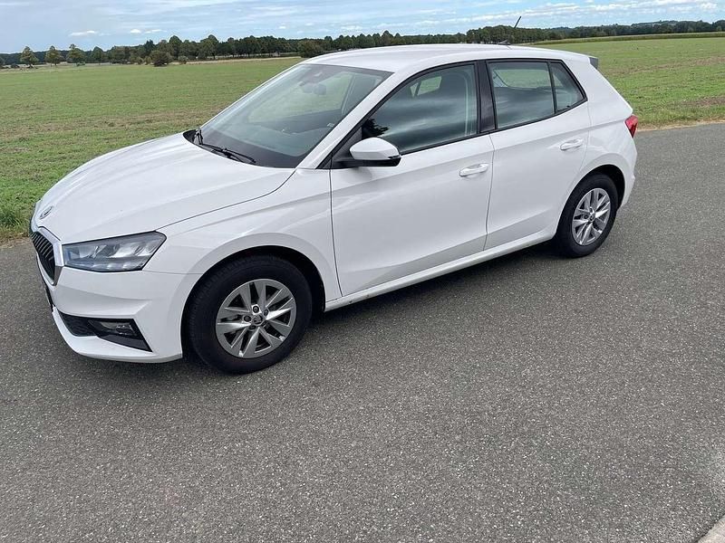 Weiß Gebraucht 2024 Skoda Fabia Ambition Limousine | 16.900 € (Guter Preis) - Bild 1/4