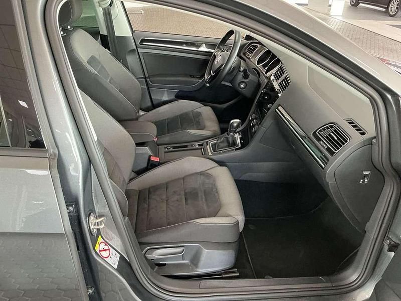 Grau Gebraucht 2018 VW Golf VII Highline Limousine | 14.600 € (Superpreis) - Bild 1/4