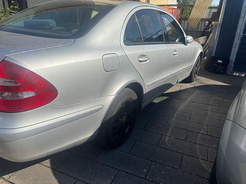Gebraucht Mercedes E220 Classic 150 PS (110 kW) 2004 Limousine