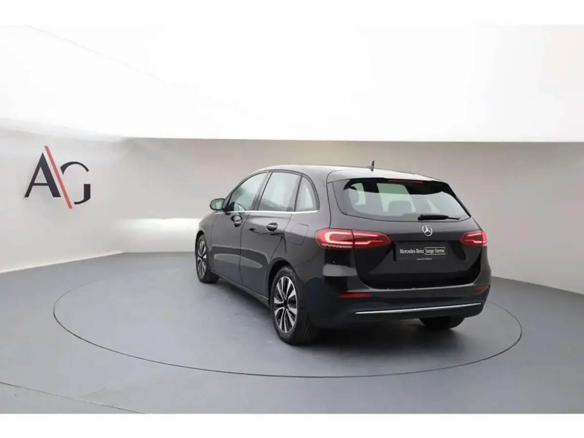 Gebraucht Mercedes B220 Premium 190 PS (139 kW) 2022 Metalliclack kosmosschwarz Kleinwagen