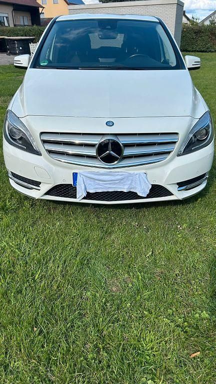 Weiß Gebraucht 2012 Mercedes B180 Van / Kleinbus | 12.500 € (Fairer Preis) - Bild 1/4
