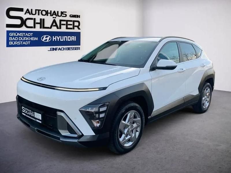 Serenity white / mic Gebraucht 2024 Hyundai Kona Trend SUV | 25.480 € (Fairer Preis) - Bild 1/1