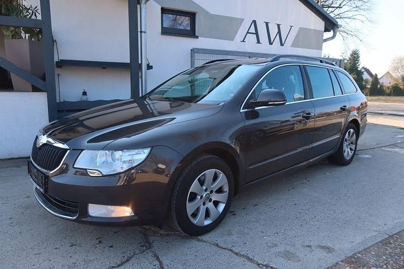 Gebraucht Skoda Superb Ambition 125 PS (91 kW) 2011 Braun Kombi