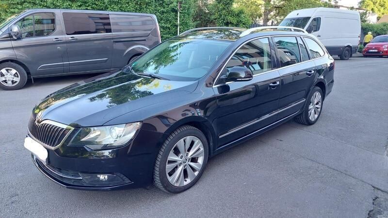 Schwarz Gebraucht 2013 Skoda Superb Kombi | 8.800 € (Superpreis) - Bild 1/4