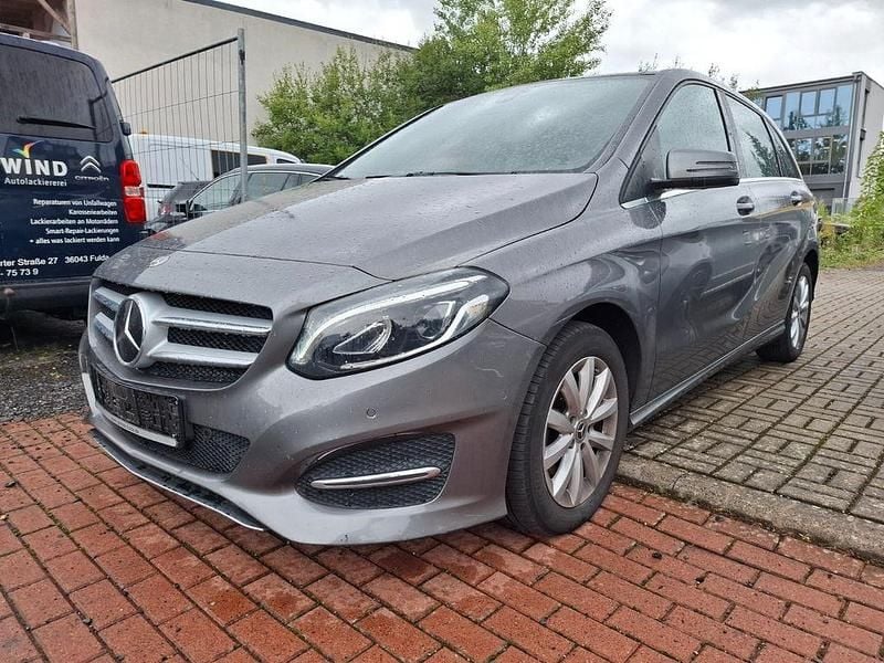 Grau Gebraucht 2017 Mercedes B220 Style Van / Kleinbus | 15.999 € (Fairer Preis) - Bild 1/4