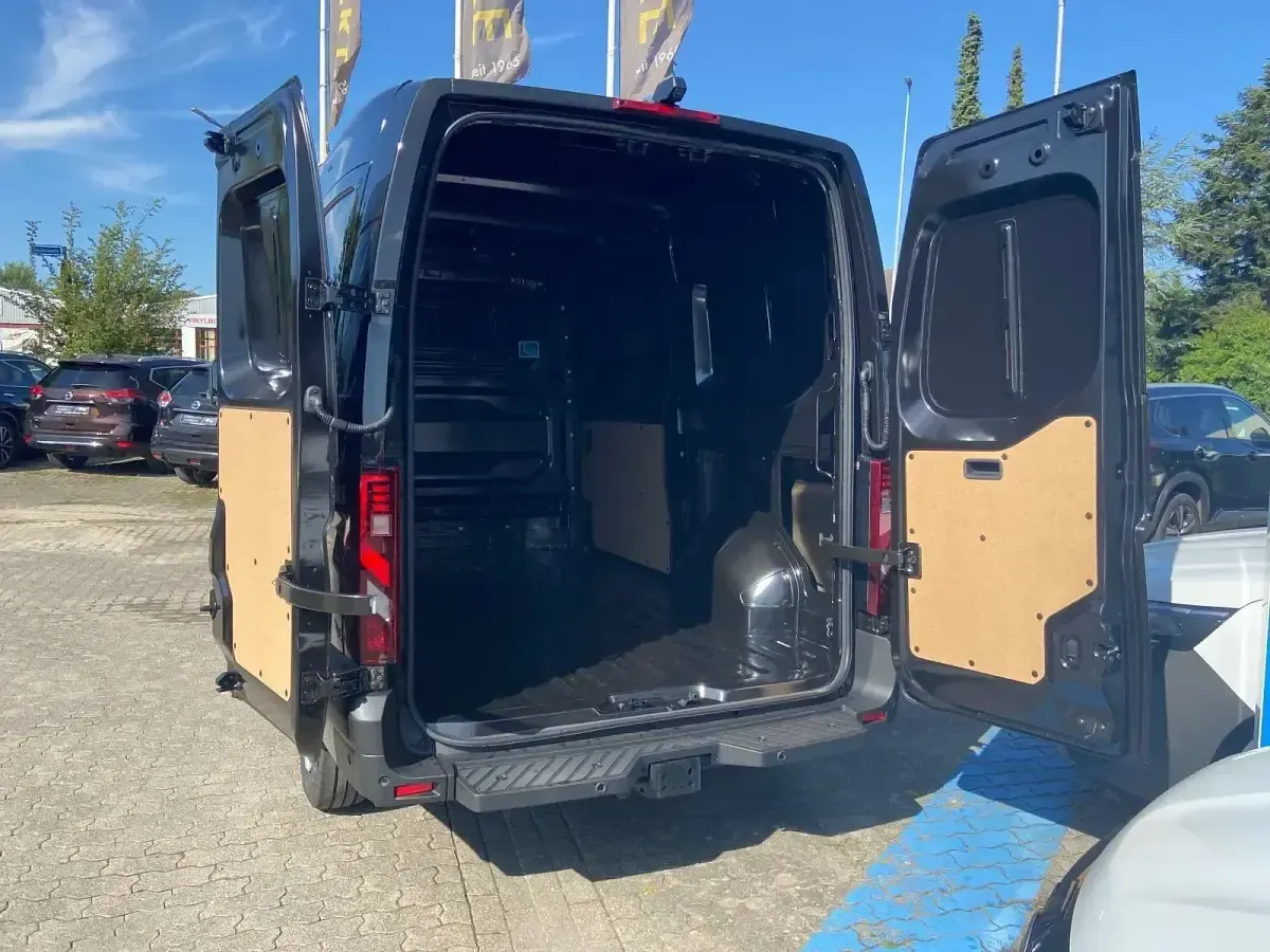 Neu Nissan Interstar N-Connecta 125 PS (91 kW) 2026 Schwarz Van