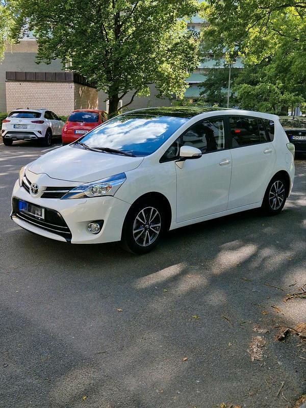 Weiß Gebraucht 2014 Toyota Verso Skyview Edition Van / Kleinbus | 9.200 € (Fairer Preis) - Bild 1/4