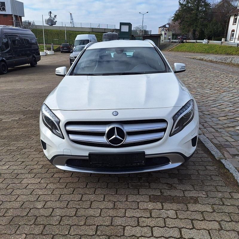 Gebraucht Mercedes GLA180 122 PS (89 kW) 2016 Weiß SUV