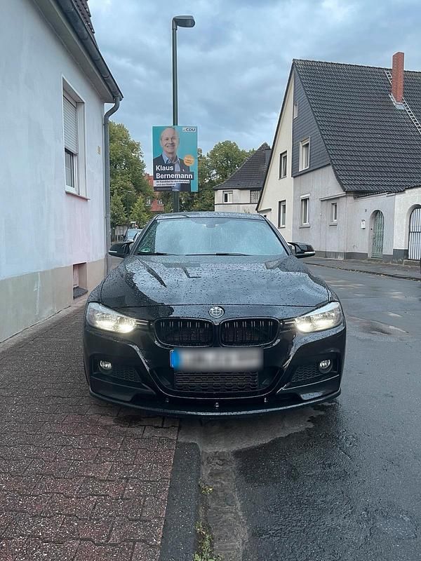 Schwarz Gebraucht 2016 BMW 318 M Sport Limousine | 10.500 € (Superpreis) - Bild 1/4