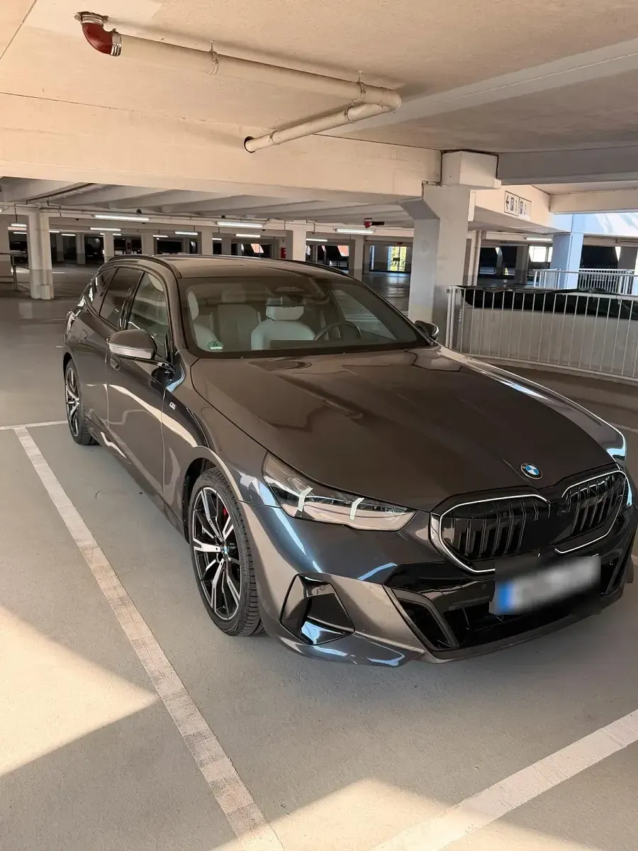 Gebraucht BMW 520 M Sport 197 PS (144 kW) 2024 Grau Kombi