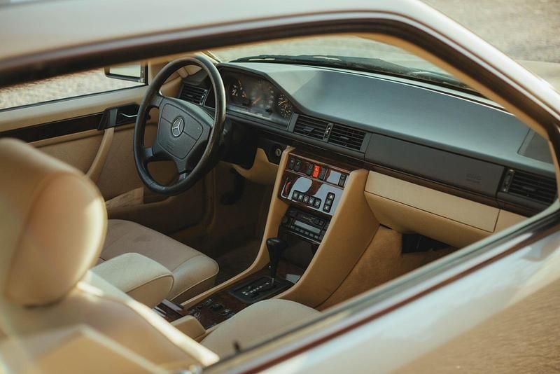 Gebraucht Mercedes E220 150 PS (110 kW) 1995 Gold Coupé