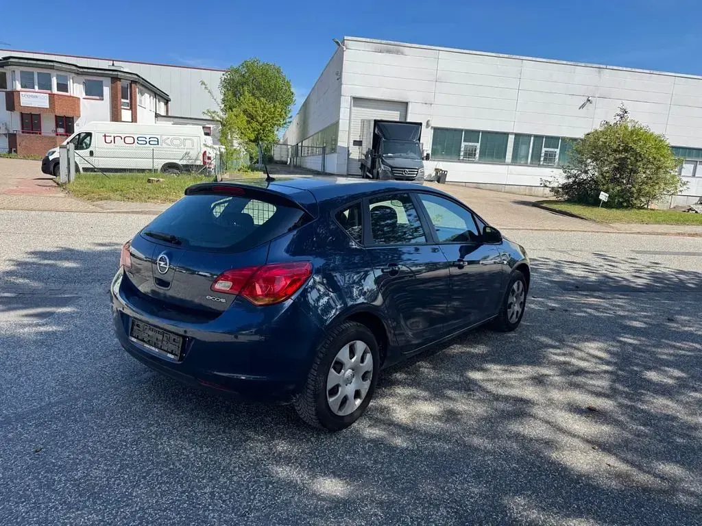 Używany Opel Astra Edition 101 KM (74 kW) 2012 Niebieski Sedan/Limuzyna