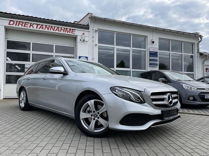 Silber Gebraucht 2018 Mercedes E220 Avantgarde Limousine | 25.990 € (Guter Preis) - Bild 1/4