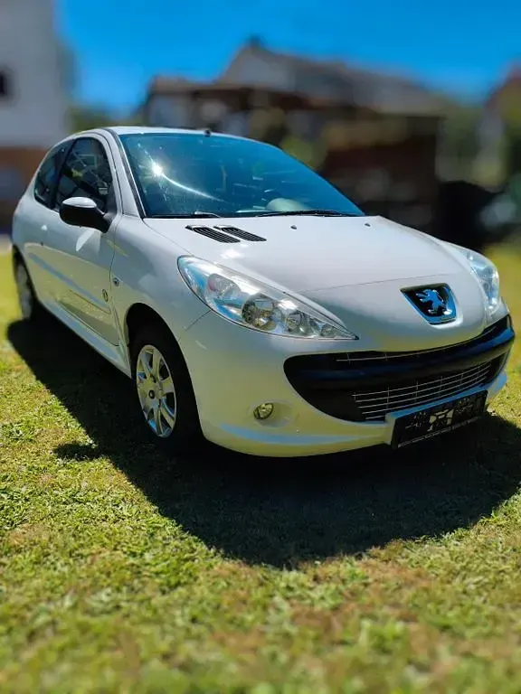 Gebraucht Peugeot 206+ 60 PS (44 kW) 2012 Weiß Kleinwagen