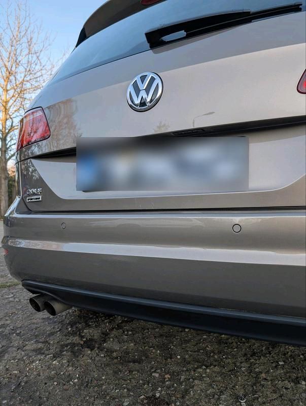 Gebraucht VW Golf VII Highline 125 PS (91 kW) 2016 Gold Limousine